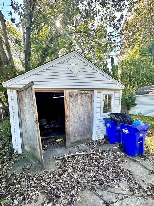 15860 Faircrest St, Detroit, MI, 48205-2924 | Card Image