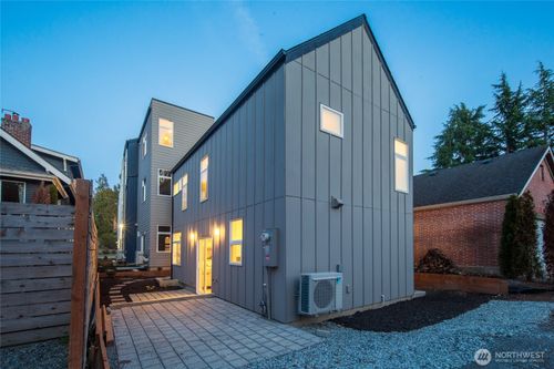 2935 39th Avenue Sw, Seattle, WA, 98116 | Card Image