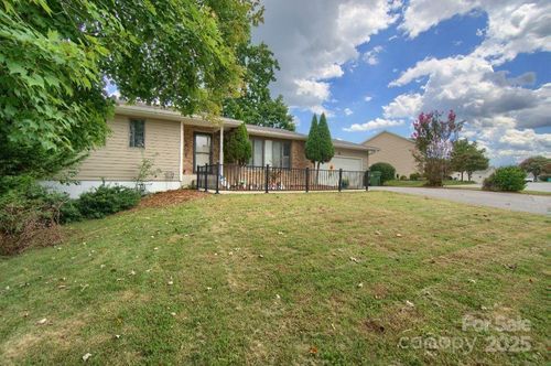 100 Birkshire Way, Fletcher, NC, 28732-9605 | Card Image