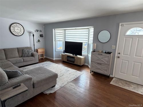 57 Pebble Ln, Deer Park, NY, 11729-6228 | Card Image