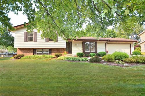 W224N2589 Springwood Lane, PEWAUKEE, WI, 53186 | Card Image