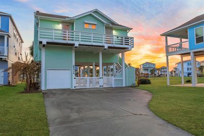 This beautiful house is located at the West End, in one of the quietest waterfront subdivisions. | Image 1