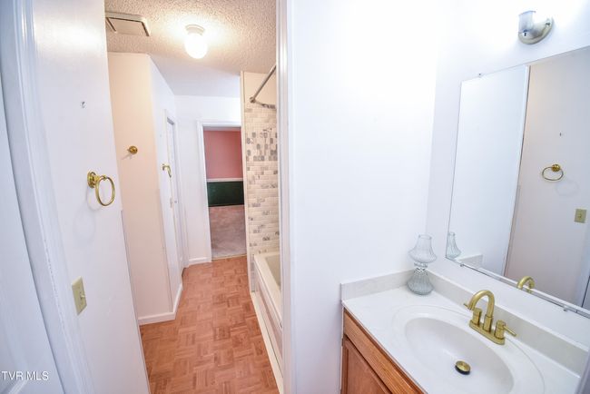 Jack and Jill Bathroom | Image 27