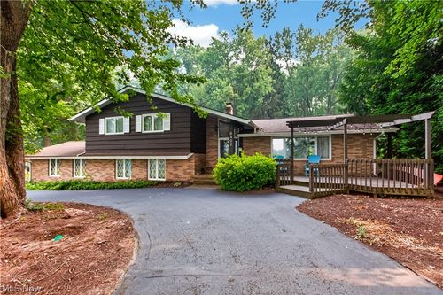8402 Edgelake Oval, Northfield, OH, 44067-1017 | Card Image
