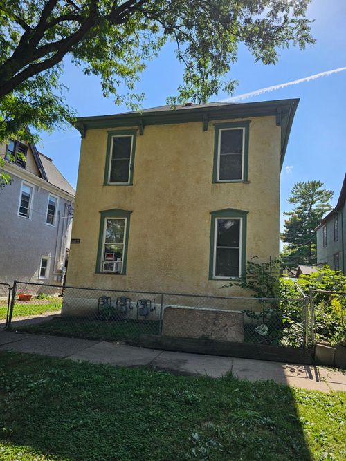 566 Edmund Ave, Saint Paul, MN, 55103-1682 | Card Image