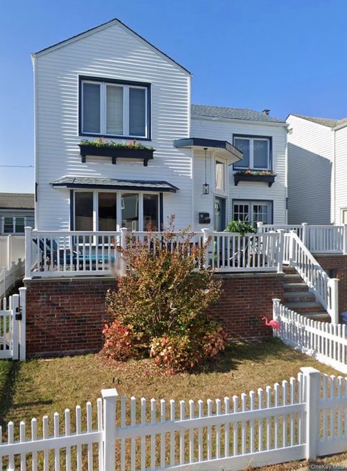 9 Vinton St, Long Beach, NY, 11561-2607 | Card Image