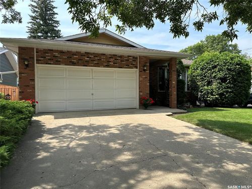 213 5 Th St, House with 4 bedrooms, 3 bathrooms and 4 parking in Weyburn SK | Card Image