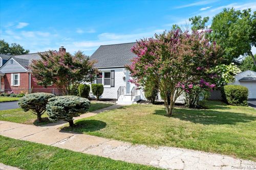 227 Warren St, Uniondale, NY, 11553-1011 | Card Image