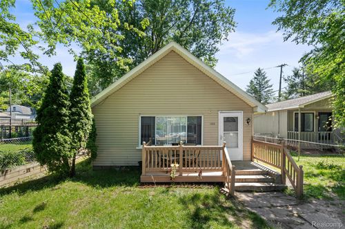 1325 E Lake Dr, Novi, MI, 48377-1442 | Card Image