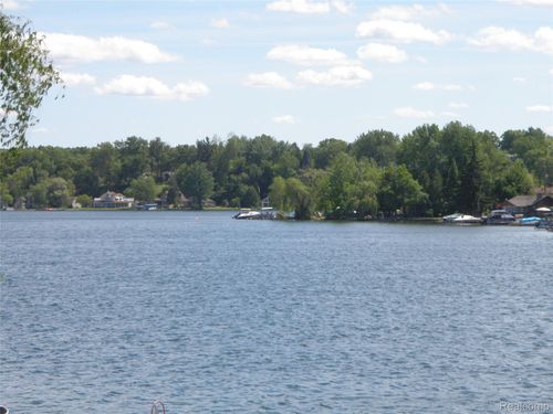 4684 Clinton Dr, Clarkston, MI, 48346-3801 | Card Image