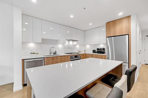 303-715 W 15th St, North Vancouver, BC, V7M1T2 | Card Image