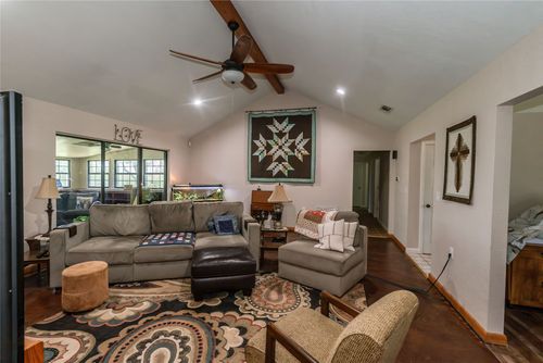 517 E Locust St, Nocona, TX, 76255-1706 | Card Image