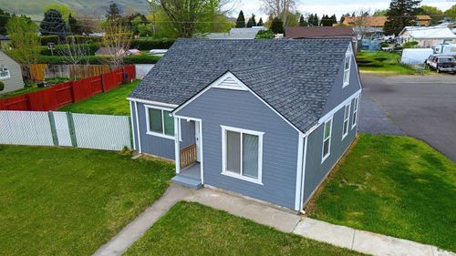803 9th St, Benton City, WA, 99320-9729 | Card Image