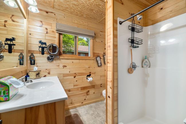 Three quarter bath in cabin | Image 19