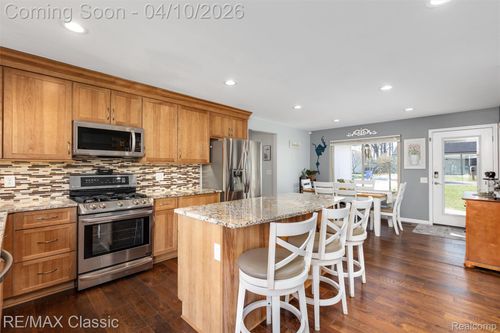 484 W Beechdale St, Commerce Twp, MI, 48382-2830 | Card Image