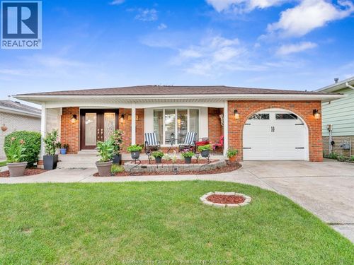 9975 Holly Cres Crescent, Windsor, ON, N8R1Y6 | Card Image