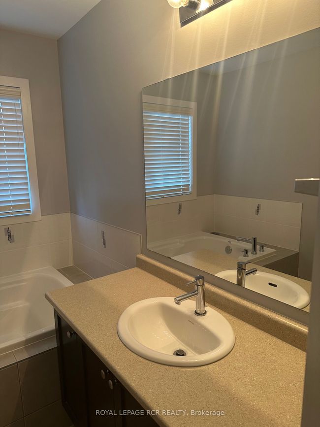 17 Ledger Point Cres, House attached with 3 bedrooms, 3 bathrooms and 2 parking in Brampton ON | Image 9