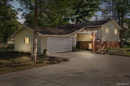 1960 Glen Iris Dr, Commerce Township, MI, 48382-2105 | Card Image