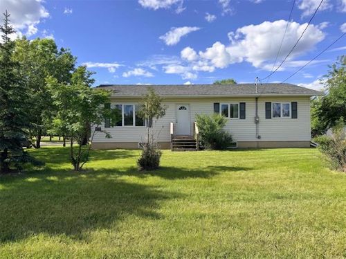 350 Dixie Rd, House with 4 bedrooms, 3 bathrooms and null parking in Swan River MB | Card Image