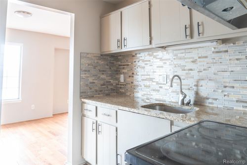 204-30200 Southfield Rd, Southfield, MI, 48076-1325 | Card Image