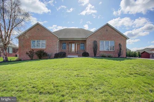 418 W Walter Ave, GREENCASTLE, PA, 17225-1710 | Card Image