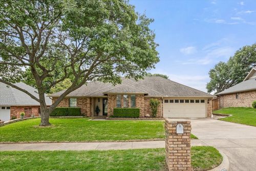 10013 Stoneleigh Dr, Benbrook, TX, 76126-3005 | Card Image