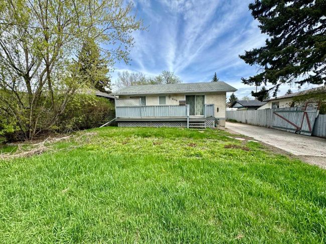 8016 33 Avenue Nw, Home with 4 bedrooms, 2 bathrooms and 3 parking in Calgary AB | Image 1
