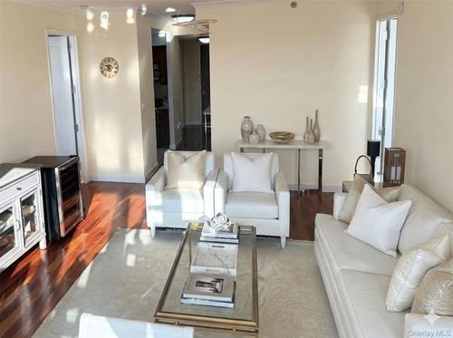 ph2c-10 City Pl, White Plains, NY, 10601-3338 | Card Image