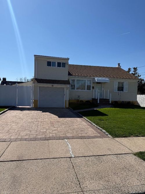 15 Barrington St, Westbury, NY, 11590-4616 | Card Image