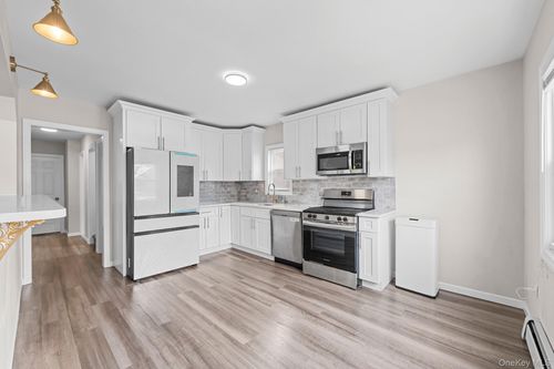 20 Dewitt St, Valley Stream, NY, 11580-2219 | Card Image