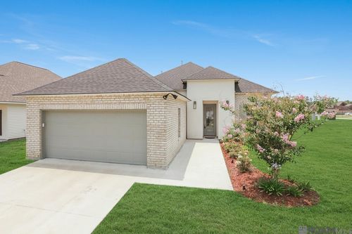 13718 Willowmore Dr, Denham Springs, LA, 70726-8845 | Card Image