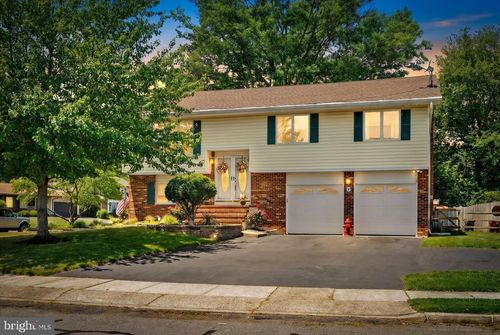 8 Quaint Ln, Hamilton, NJ, 08690-2222 | Card Image