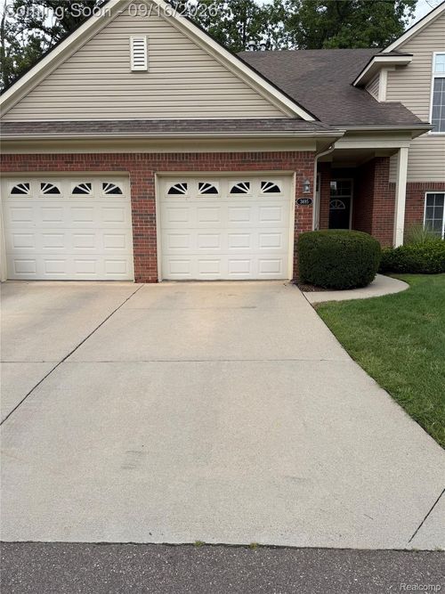 3695 Eagle Creek Dr, Shelby Twp, MI, 48317-4740 | Card Image