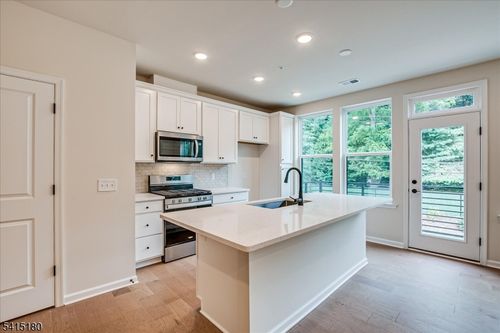 624 Sadie Cir, New Brunswick, NJ, 08901-5003 | Card Image