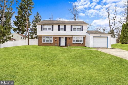8 Hawkins Ln, Willingboro, NJ, 08046-1217 | Card Image