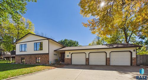 2304 S Woodbine Ln, Sioux Falls, SD, 57103-4332 | Card Image
