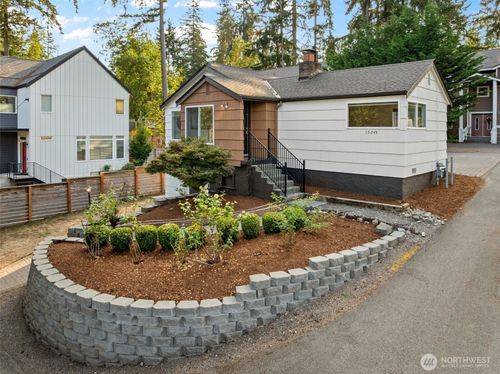 15245 Fremont Ave N, Shoreline, WA, 98133-6112 | Card Image