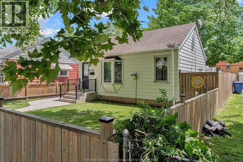 3685 Queen St, Windsor, ON, N9C1P1 | Card Image