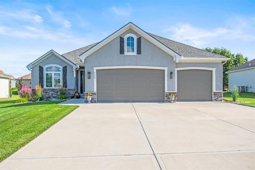 1132 Whispering Willow Way, Lee's Summit, MO, 64064-7989 | Card Image