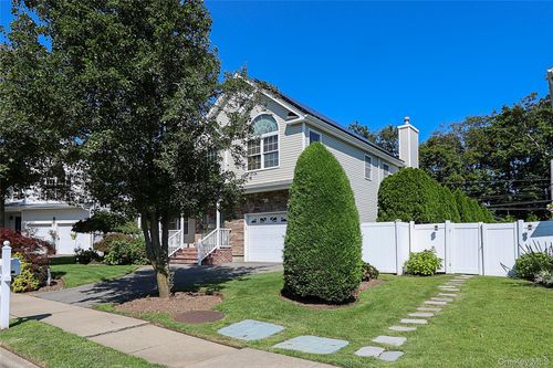 27 Dale Dr, Farmingdale, NY, 11735-2201 | Card Image