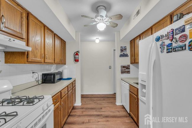 72C - 72 Golden Sq, Townhouse with 2 bedrooms, 2 bathrooms and null parking in Woodbridge NJ | Image 8