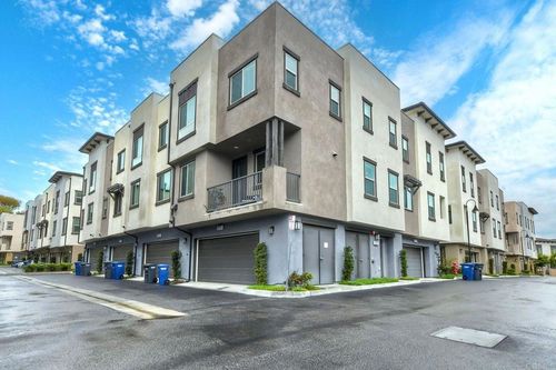 2211 Solara Ln, Vista, CA, 92081-7355 | Card Image
