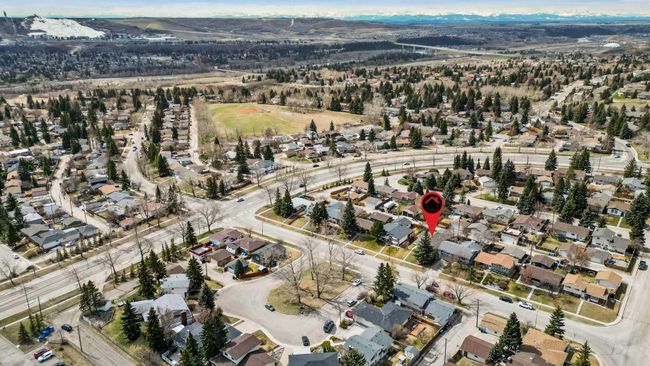 6423 Silver Ridge Drive Nw, Home with 4 bedrooms, 2 bathrooms and 4 parking in Calgary AB | Image 2