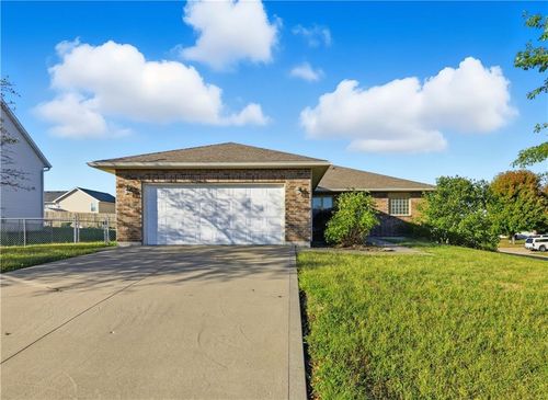 1511 Pebblecreek Dr, Warrensburg, MO, 64093-9506 | Card Image