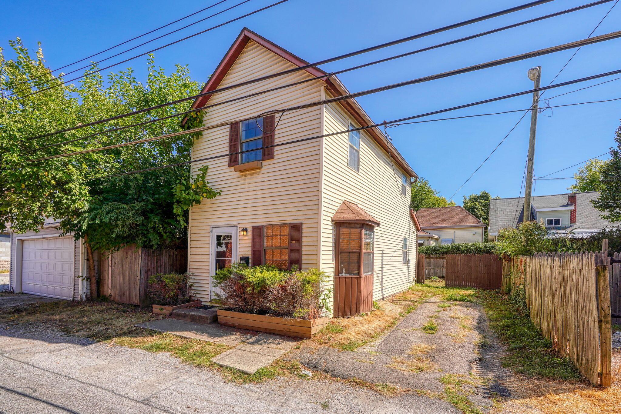 Pearl St, Columbus, OH 43206