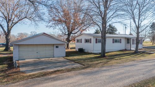 411 S Davis St, Seatonville, IL, 61359-1032 | Card Image