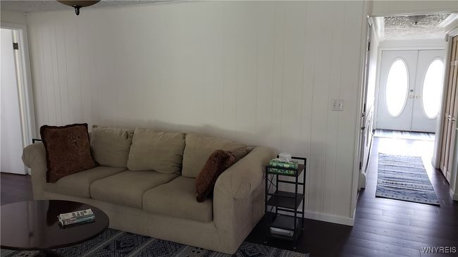 A view onto the hallway with the double door entry | Image 9