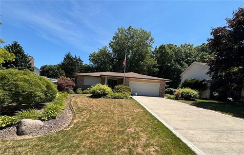 5785 Royal Dr, Willoughby, OH, 44094-3051 | Card Image