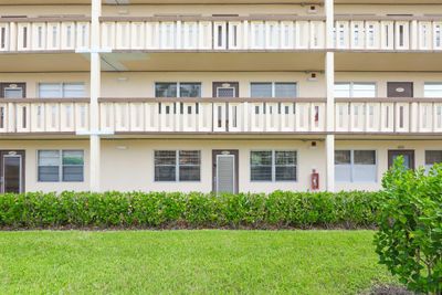 1074 Wolverton D, Condo with 2 bedrooms, 2 bathrooms and null parking in Boca Raton FL | Image 2