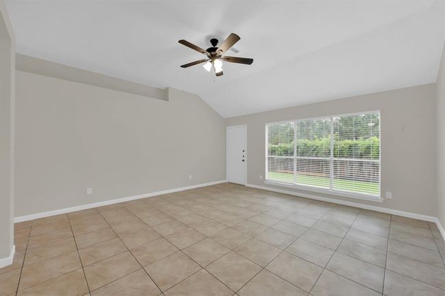 Living area. | Image 10